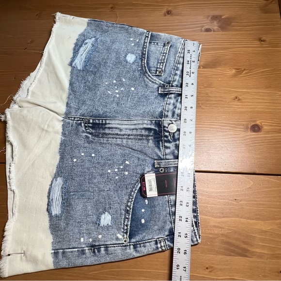 NO BO HIGH RISE JEAN SHORTS BLEACHED & FRAYED NWT 11 - Picture 6 of 9